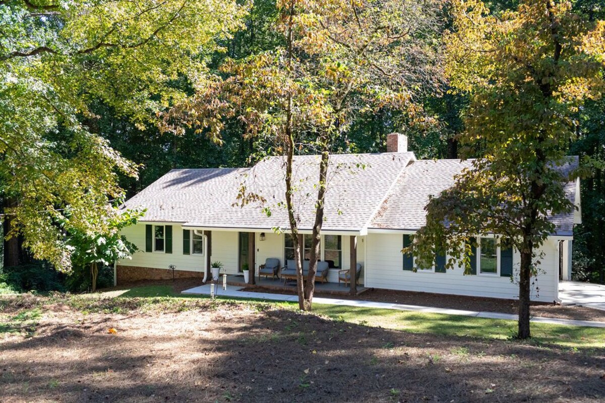 BEAUTIFUL BUNGALOW – SHORT WALK TO DT ALPHARETTA 3BR/2BR