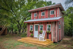 Cute 2-story cabin.