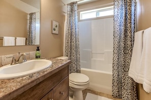 Super cute and cozy bathroom