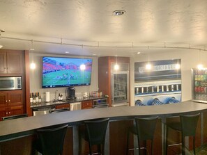 Bar with TV, Ice Machine, Dish Washer, Pizza Oven, Microwave, Fridge & Freezer. 