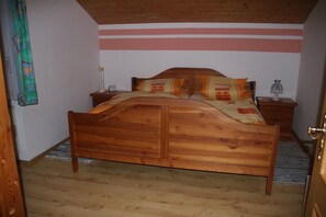 Fewo Arber (120qm) mit Kachelofen und Balkon für 5 Personen-Schlafzimmer „Arber“