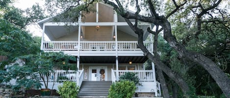 Two big porches to enjoy the lake view!