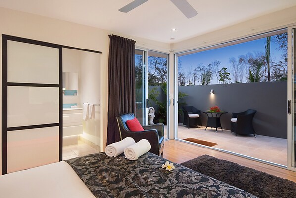 Queen Pavilion: Bedroom looking out