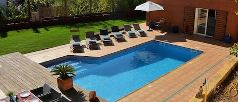 Sitges Villa Maria. Flat garden with pool 8*6. Sunny oriented. 