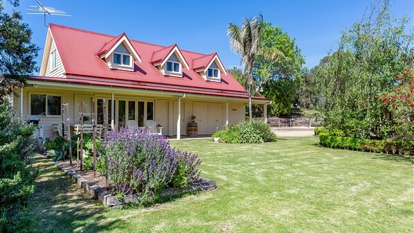 A peaceful self contained retreat for a memorable holiday.