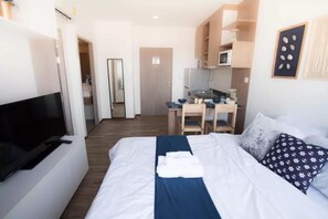 2 Beds @ The Brand New TreeTops Condo