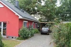 Eingang und Carport