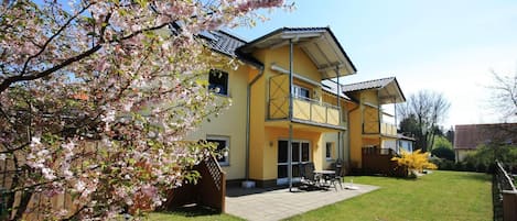 Außenansicht des Gebäudes. Haus Südseite mit Terrasse