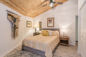 🛏️Queen Size Bed