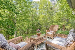 An outdoor l🌳living room set among your very own forest. Ideal place to relax.