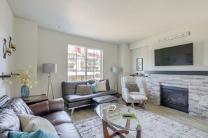 Living Room | Fireplace | Twin Futon | Main Level