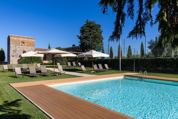 Building Exterior, Outdoor, Pool