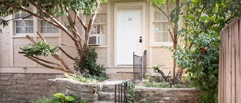 Quaint Cottage located just blocks from Vanderbilt and Children's Hospital.