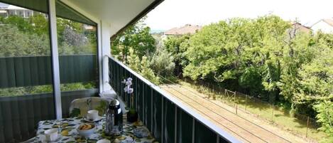 Der Balkon mit Meerblick von der Seite