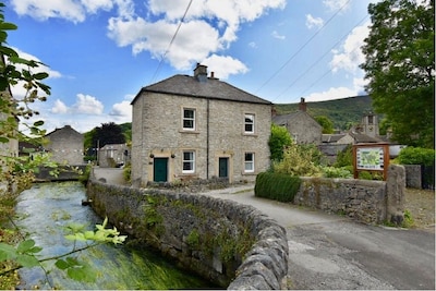 Beautiful riverside village cottage in the heart of the Peak District