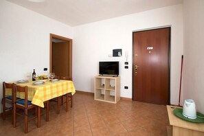 Wohnzimmer mit Küche und Sofabett