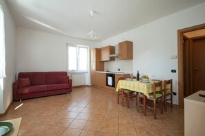 Wohnzimmer mit Küche und Sofabett