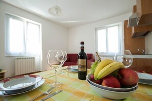 Wohnzimmer mit Küche und Sofabett