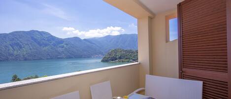 Cena al aire libre en la terraza con una increíble vista del lago