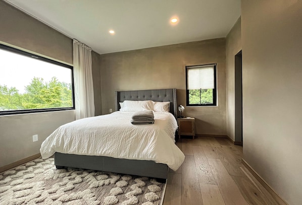 Luxurious pillowtop spring mattress, cotton-rich sheets. Big windows water view 