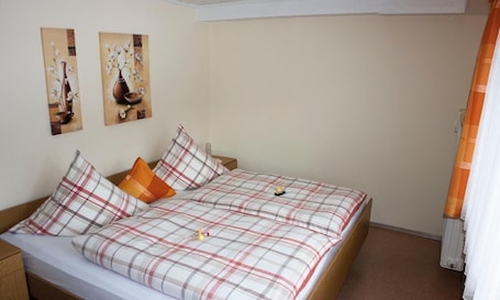 Ferienwohnung (70qm) mit vollausgestatteter Küche mit Geschirrspüler und Terrasse-Schlafzimmer