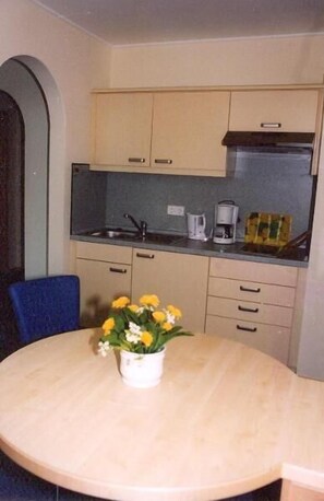 Zweiraumappartement Nr. 6 (43qm) mit Glasfront zum Balkon-Küche App. 6
