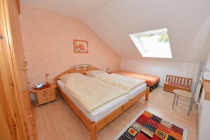 Ferienwohnung in ruhiger Lage, in direkter Nähe zum Nageler See mit Dachterrasse-Schlafzimmer 1