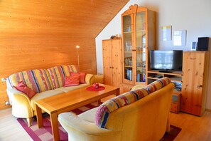 Ferienwohnung in ruhiger Lage, in direkter Nähe zum Nageler See mit Dachterrasse-Wohnzimmer