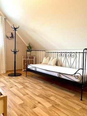 Liebevolle und moderne FW Himmelblick-Beistellbett