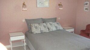 chambre rose :   1 lit 160 x 200 
OU  2 lits 80 x 200 ....selon votre choix