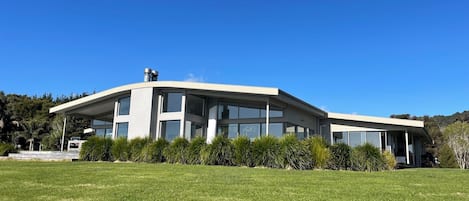 House on Top of hill with large lawn - Amazing views