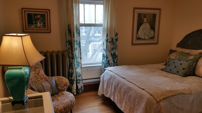 1930's 2 LEVEL NOSTALGIC UNIT IN THE HEART OF QUINPOOL