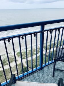 ⭐️ Oceanfront Penthouse 2/2 in heart of Myrtle Beach ⭐️