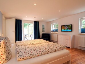 Muschel Whg. Delfin - Blick in das Schlafzimmer mit einem Pflegebett