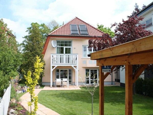 Villa Muschel - Blick vom Carport auf die Terrasse der Wohnung