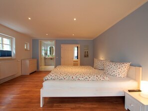 Muschel Whg. Delfin - Blick in das Schlafzimmer mit einem Pflegebett
