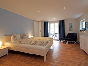 Muschel Whg. Delfin - Blick in das Schlafzimmer mit einem Pflegebett