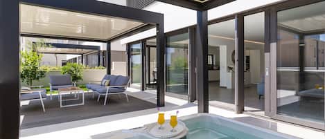 Outdoor spa tub