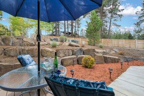 Beautiful sitting and dining area in the back yard, with seating for six