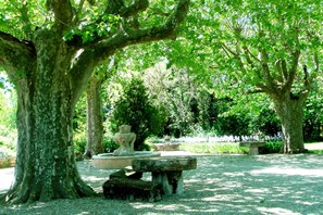 Entrée du parc arboré de 2 hectares avec ses fontaines et ses platanes
