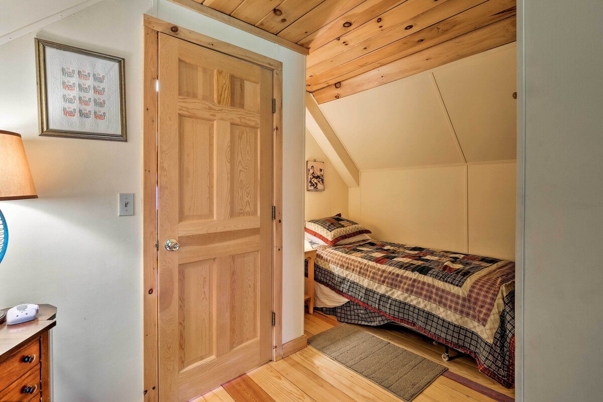 Jacksonville Cabin w/ Wraparound Deck & Views