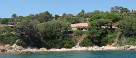 Corse : Villa bord de mer.  Accès privé.