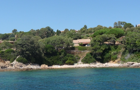 Corse : Villa bord de mer.  Accès privé.