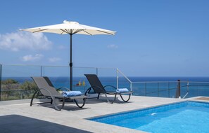 Relax by the pool, facing amazing seaviews!