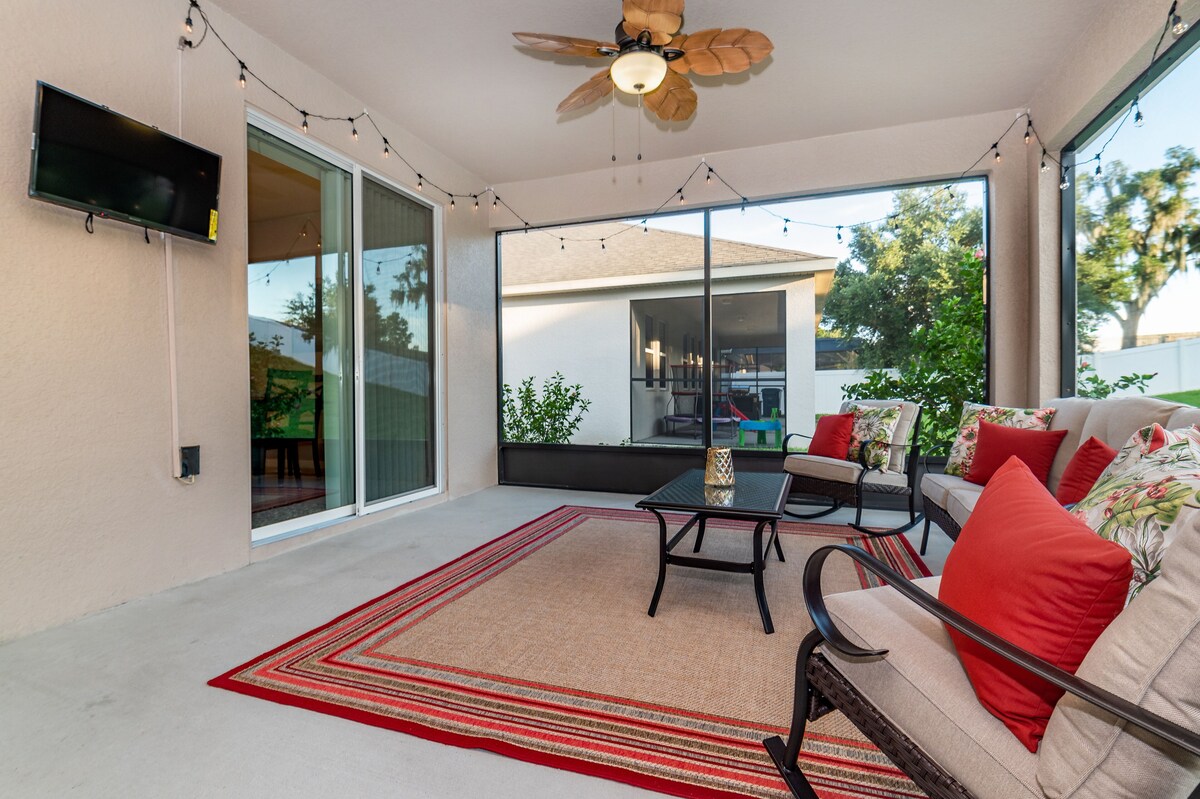 Newly Renovated Home – Brand New Furniture Throughout – Clubhouse With Pool and Tennis Courts!