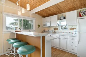 Eat-in Counter Bar and Fully Equipped Kitchen
