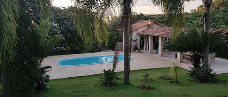 Vista da Piscina e área para churrasco