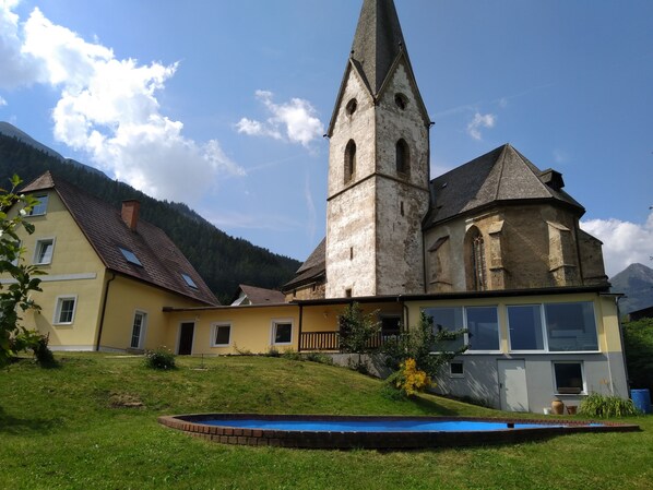 Ferienhaus mit Laurentikirche und Pool, kein Photoshop-Bild ;-)