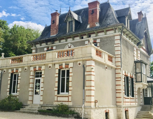 Gîte famille 10 personnes proche zoo de Beauval 5 chambres et parc bordé rivière