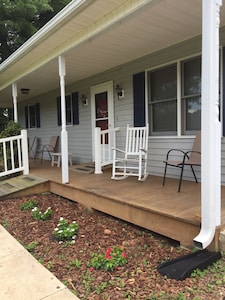 Tranquil Mountain Cottage (Wheelchair Accessible)